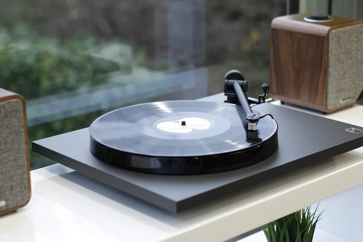 Rega Planar 1 Plus Plattenspieler Mattschwarzes Finish mit Rega-Carbon-Kartusche und eingebauter Phonostufe/eingebautem Phonovorverstärker. Version von 2021.