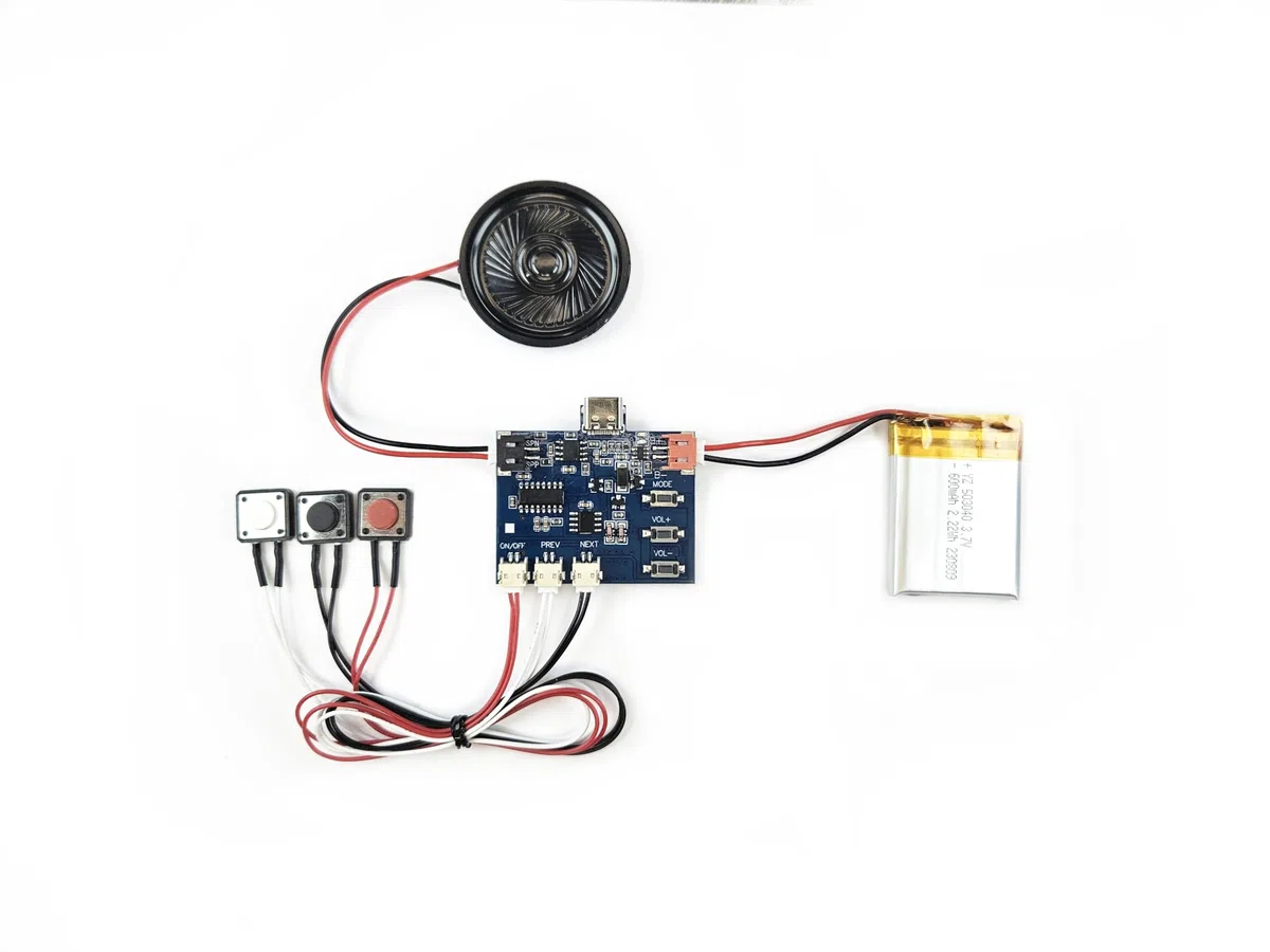 MP3 Soundmodul mit 3 Tasten, 3 Wiedergabeoptionen (Nicht Loop, Loop und Zufall), 128 MB Speicher, wiederaufladbarem Akku, DIY MP3-Player